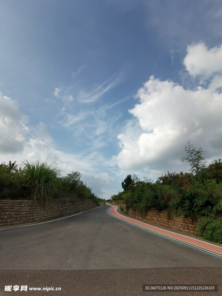 乡间公路蓝天白云绿树