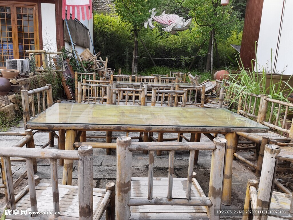 户外古朴木质桌椅休闲区