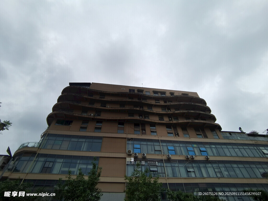 阴天中的多层建筑物