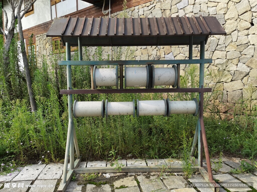 户外金属架悬挂多容器装置