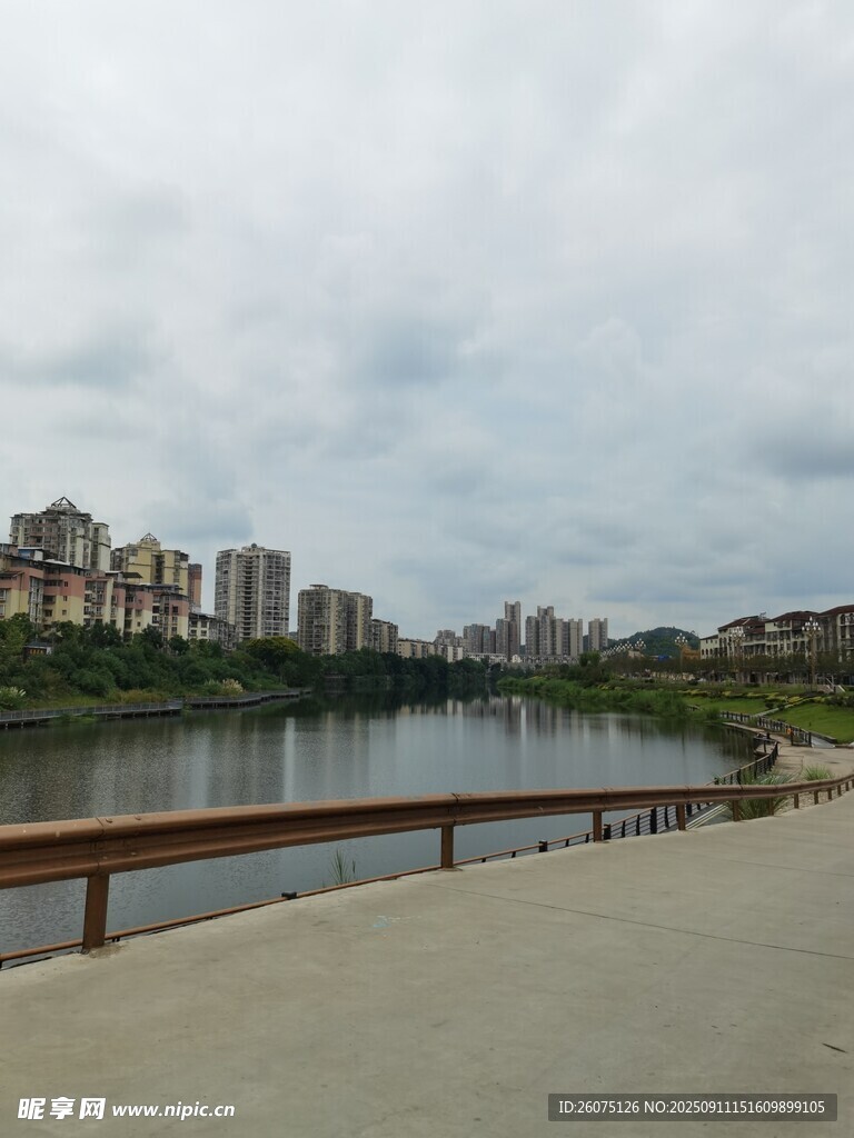 河畔城市风光