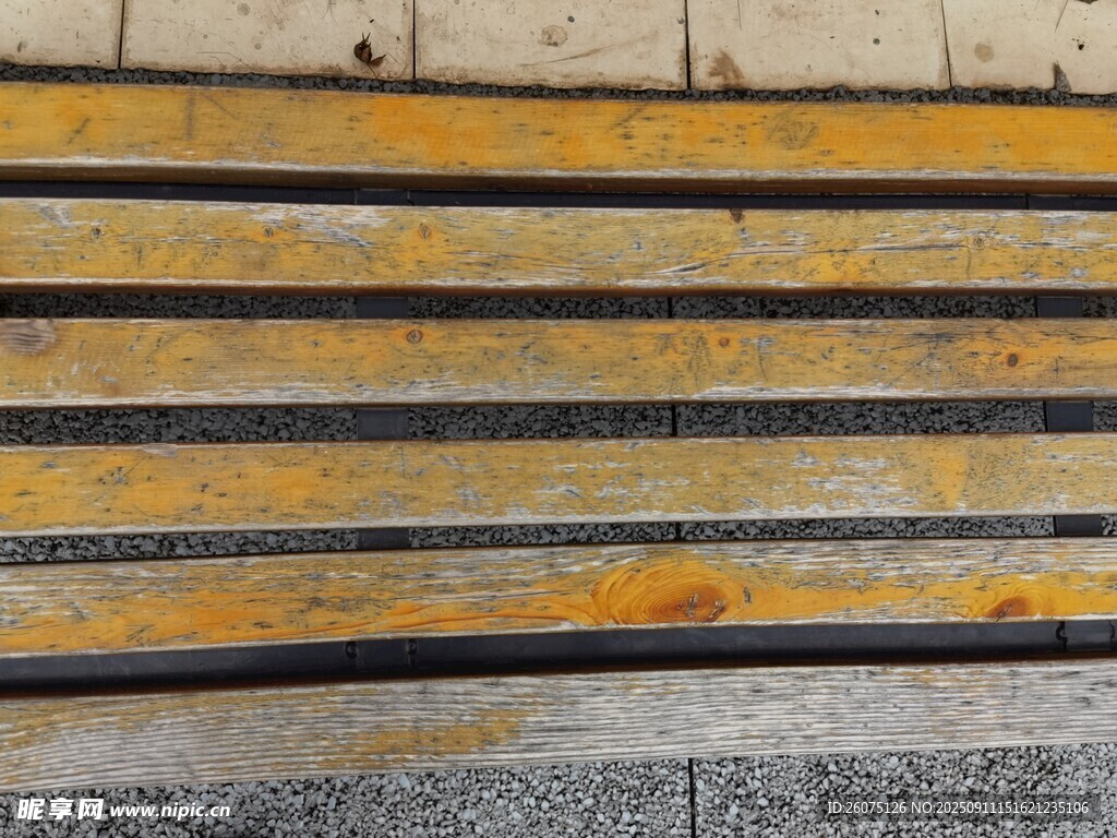 老旧斑驳的木质台阶