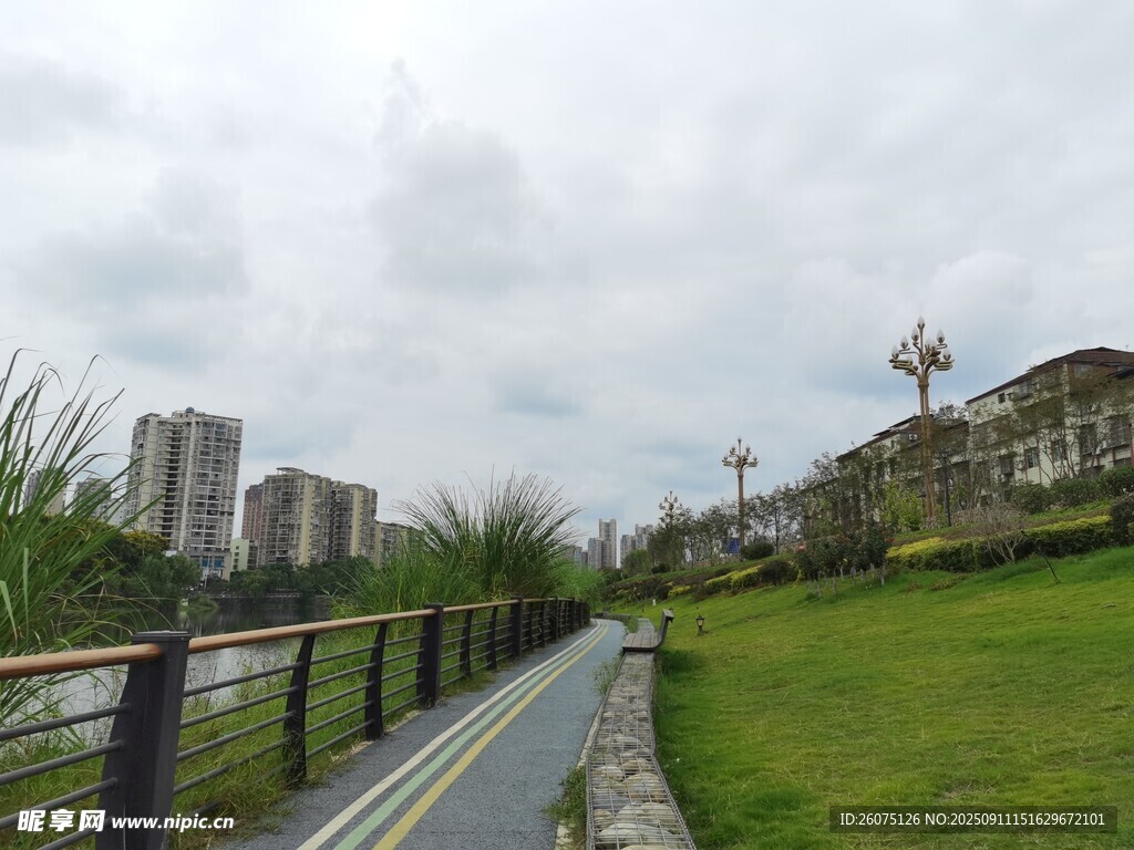 城市河畔的清新步道景观