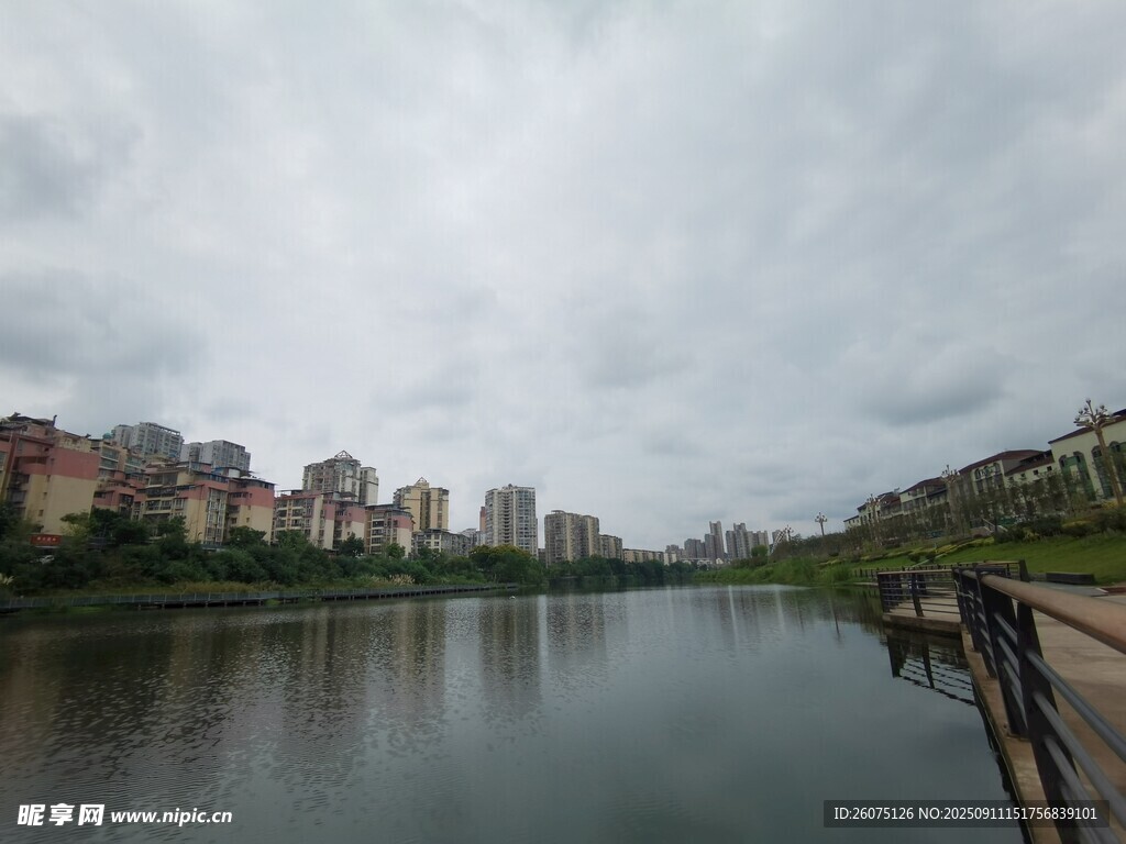 河畔城市风光