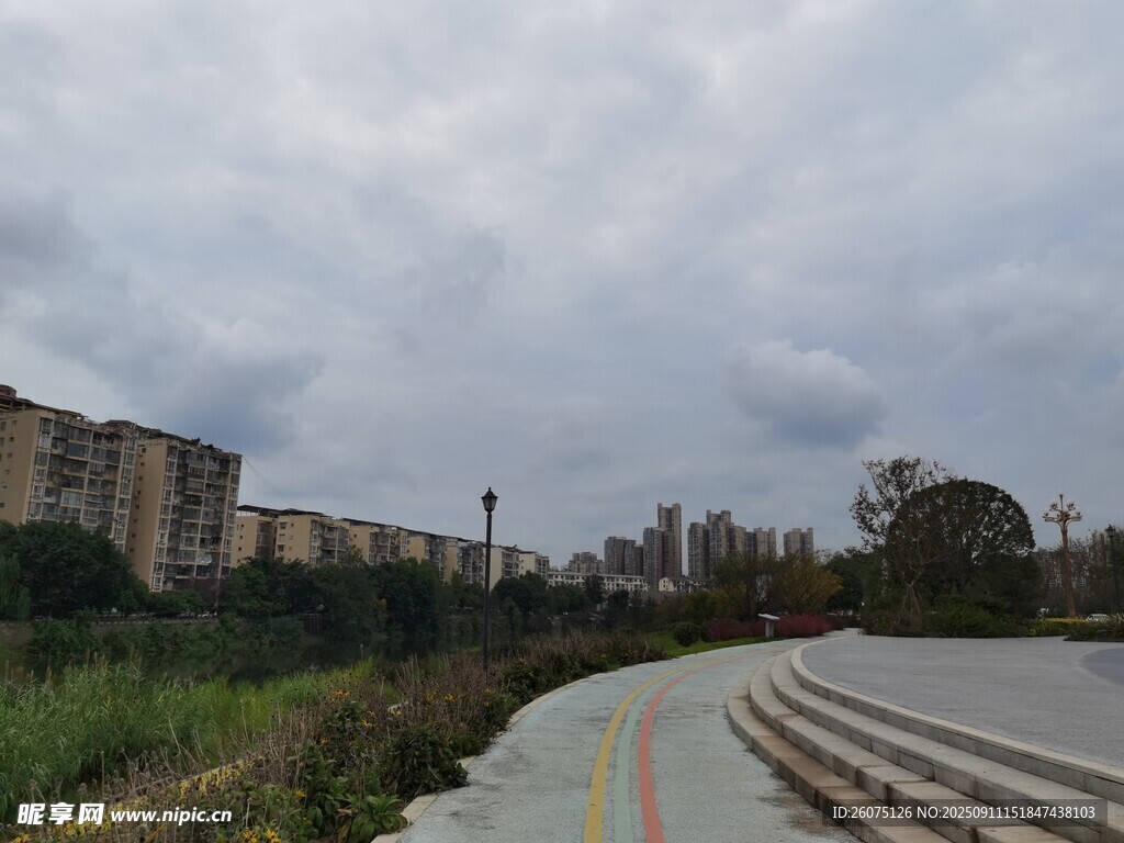 城郊步道旁的建筑与绿植
