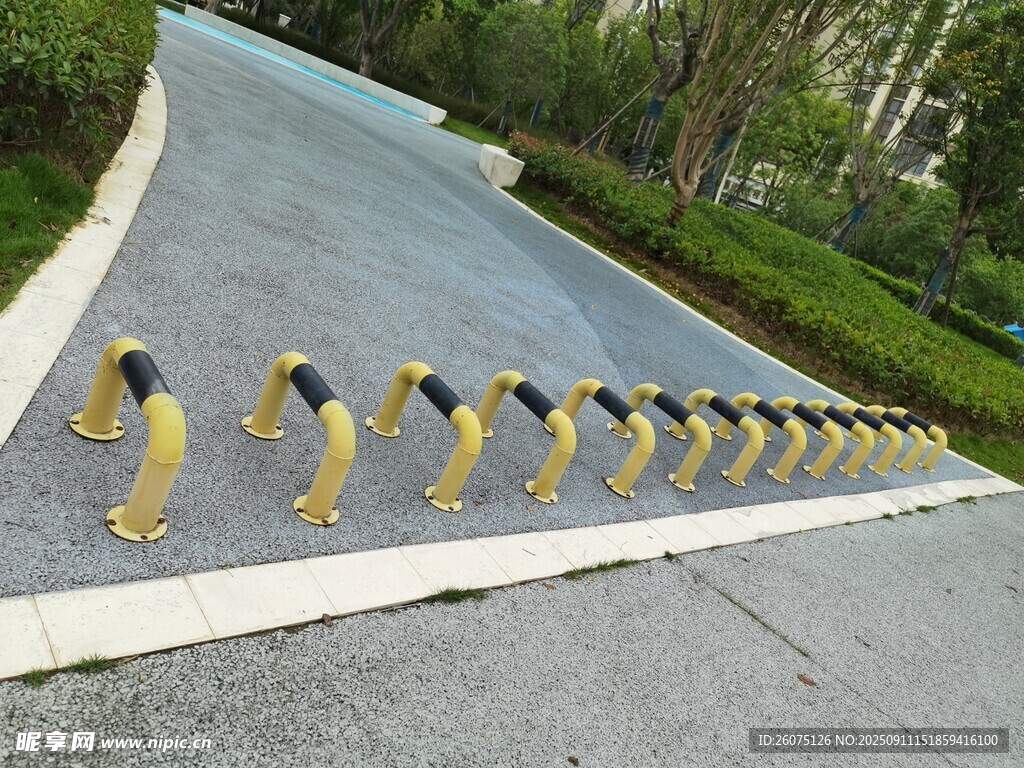 道路旁整齐排列的隔离桩