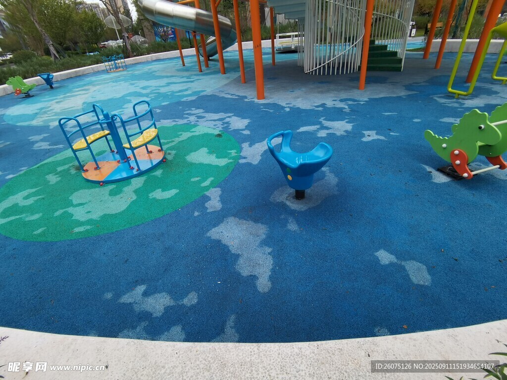 儿童游乐场多彩地面景观