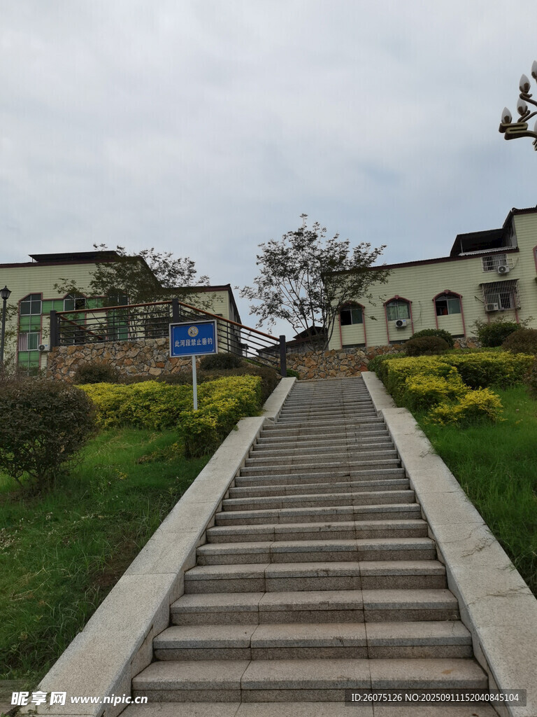 校园石阶通向美丽建筑群
