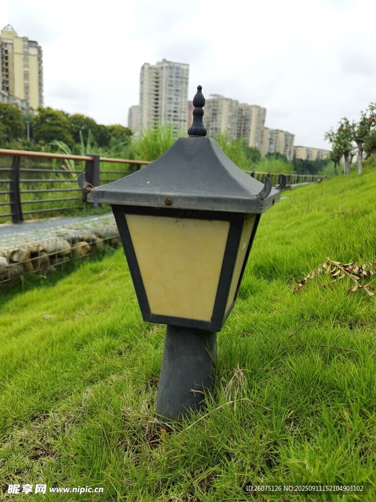 草坪上的复古风格景观灯