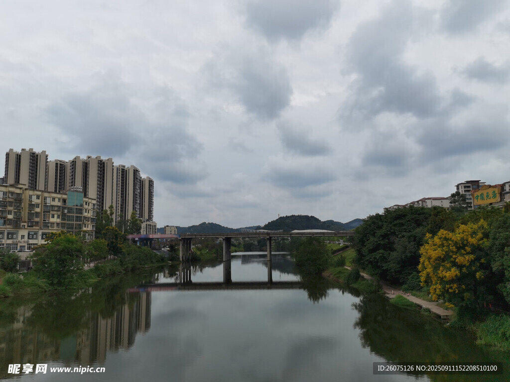 河畔城市风景桥连两岸