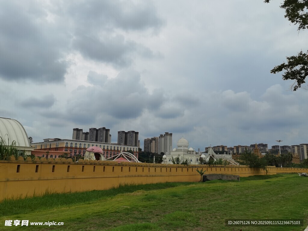 城郊风景绿地与建筑相映