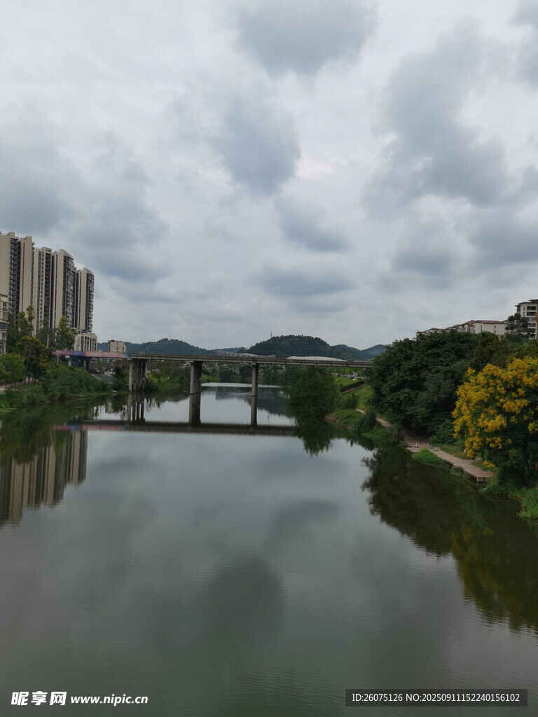河畔城市风光静谧美好