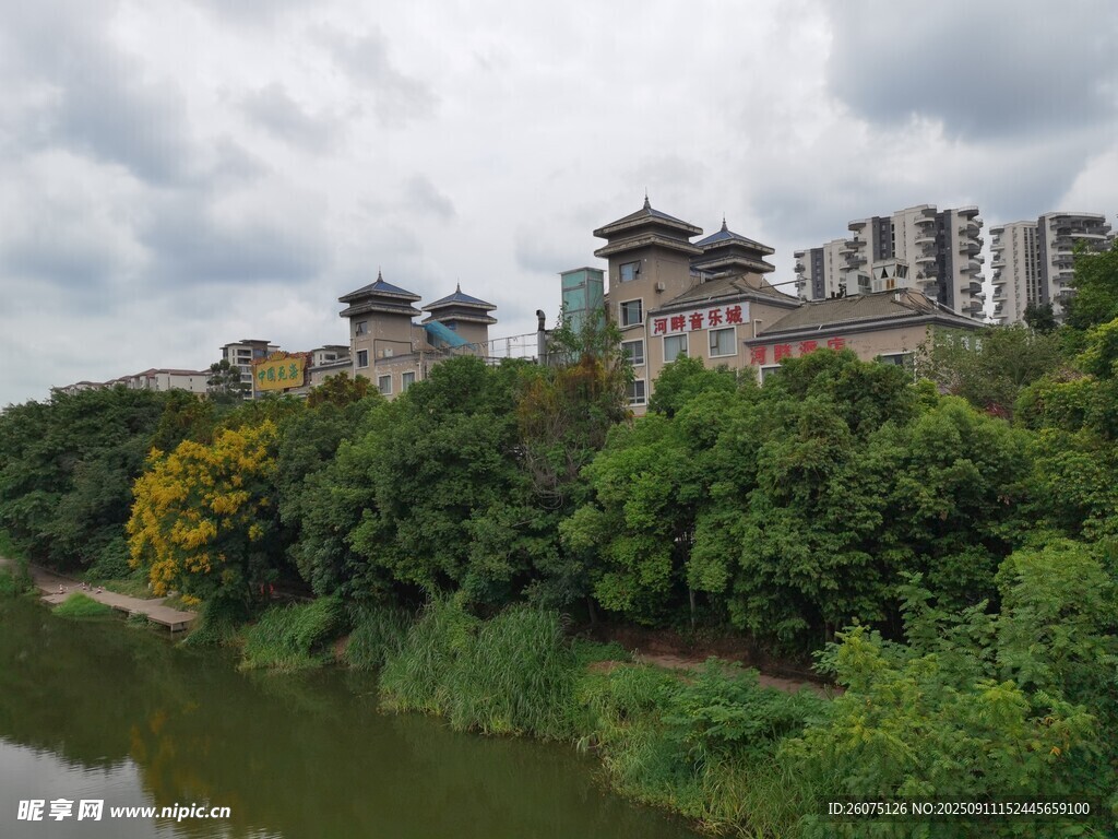 河畔古建筑与繁茂绿植