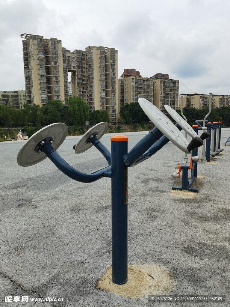 户外健身器材城市休闲一角