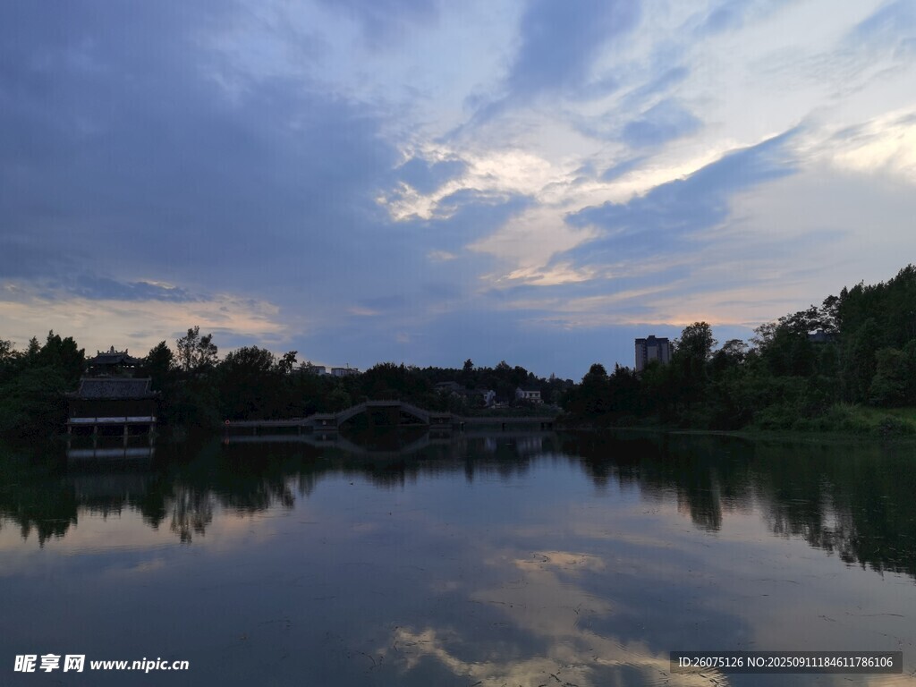 湖畔黄昏美景