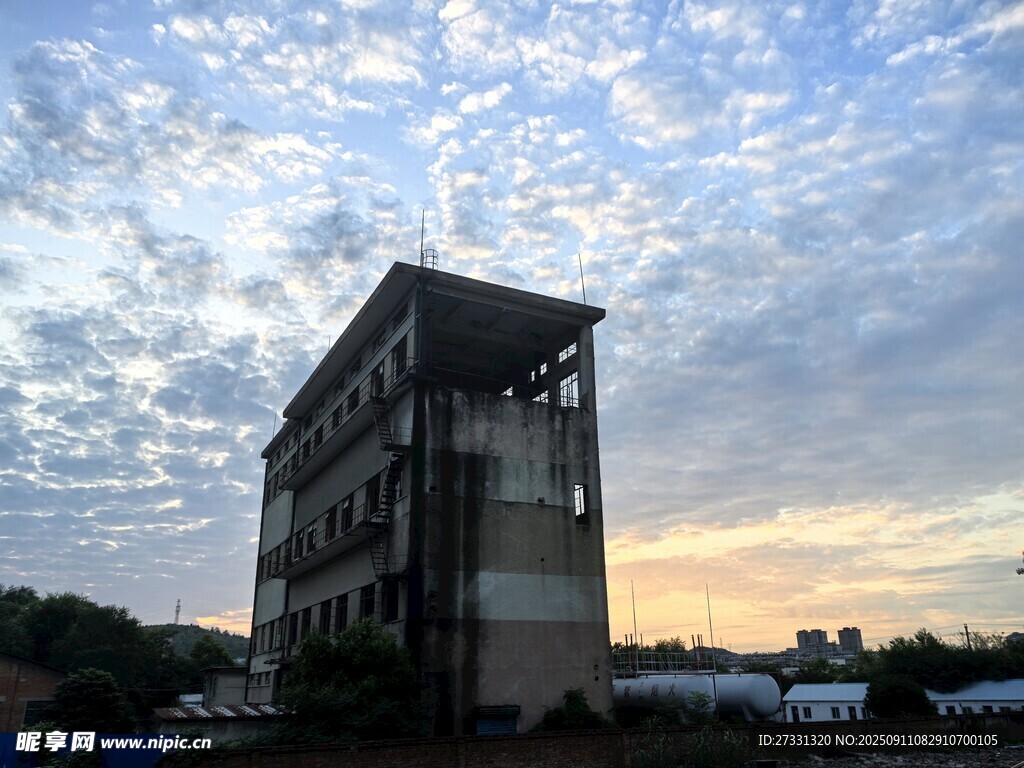 夕阳下的废弃建筑