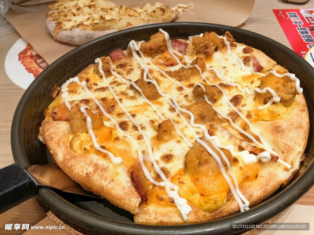 美味芝士披萨诱人呈现
