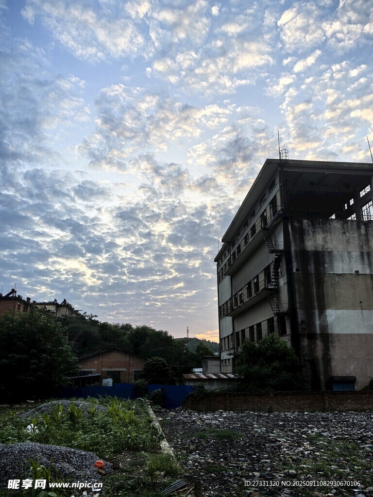 废弃建筑旁的天空与植被