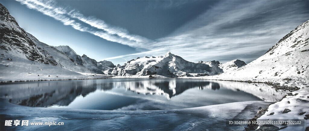 冰雪覆盖的宁静湖泊景观