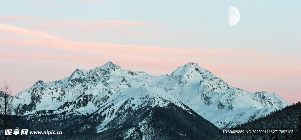 雪山月夜美景
