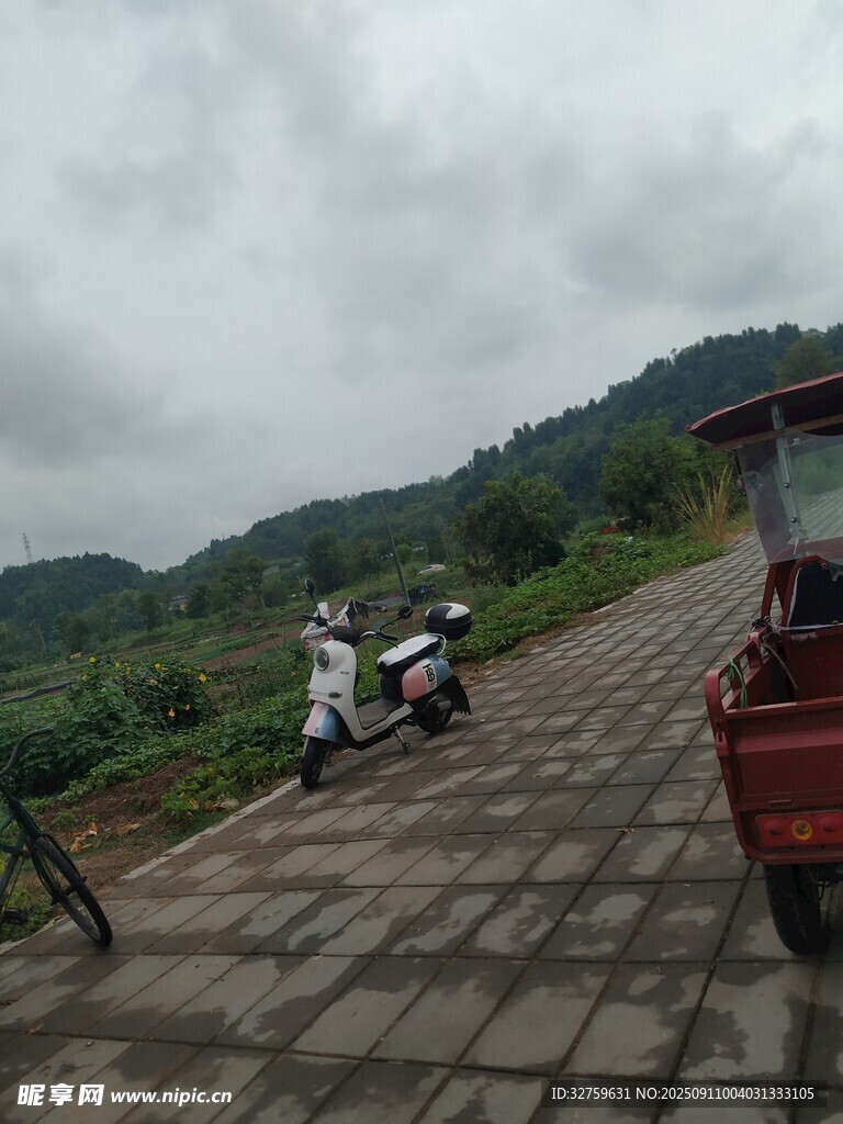 山间小道上的摩托车与农用车