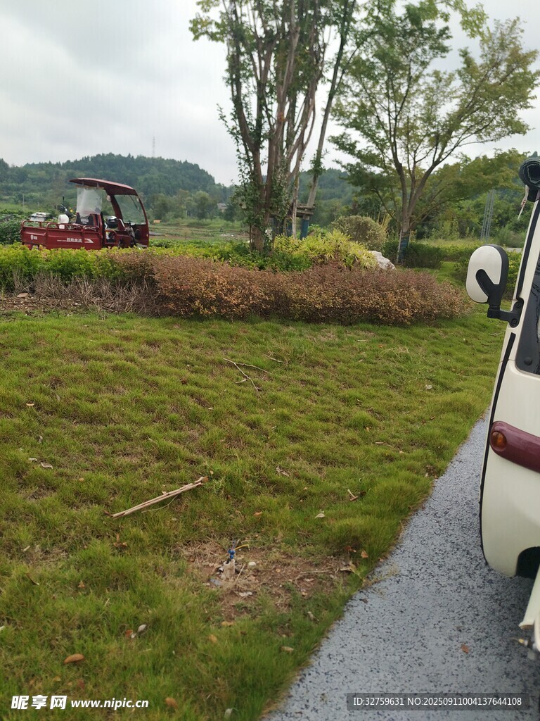 田间拖拉机作业场景