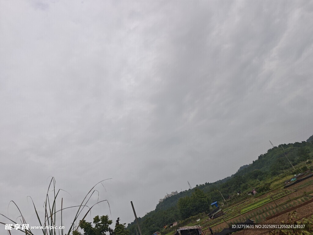 阴天山间景色