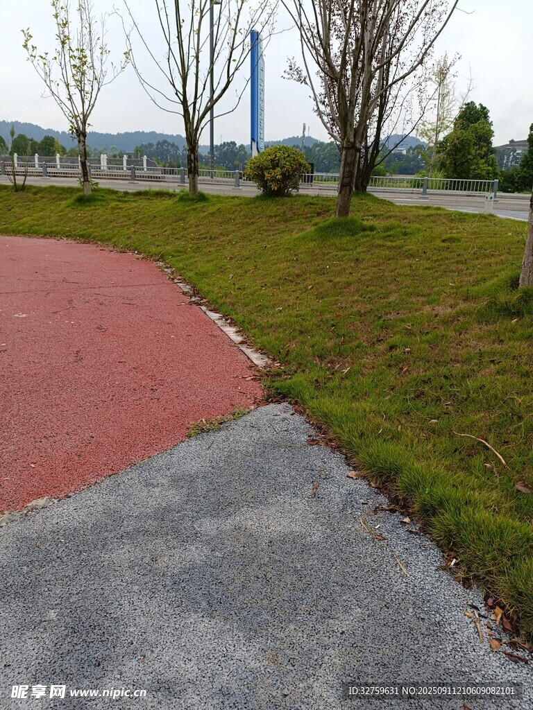城市公园中的多彩步道
