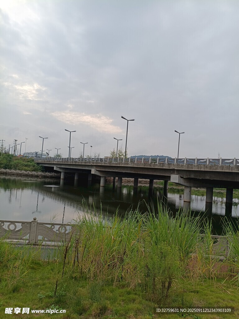 河畔桥梁与风车景观