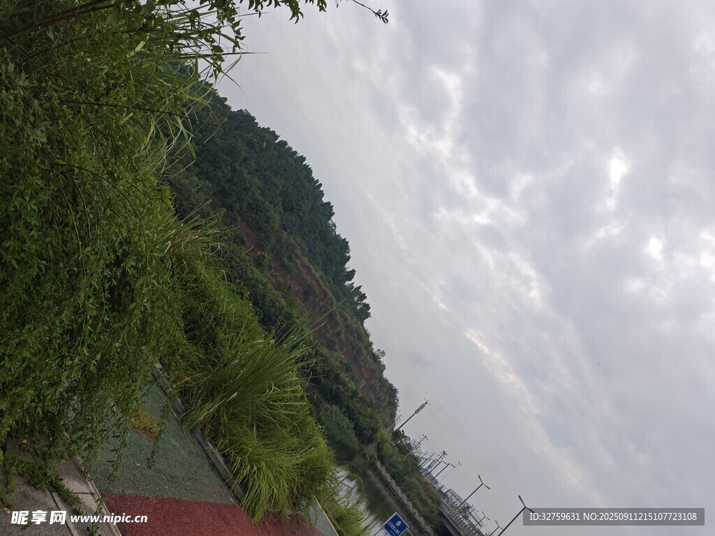 山间绿植与天空风景