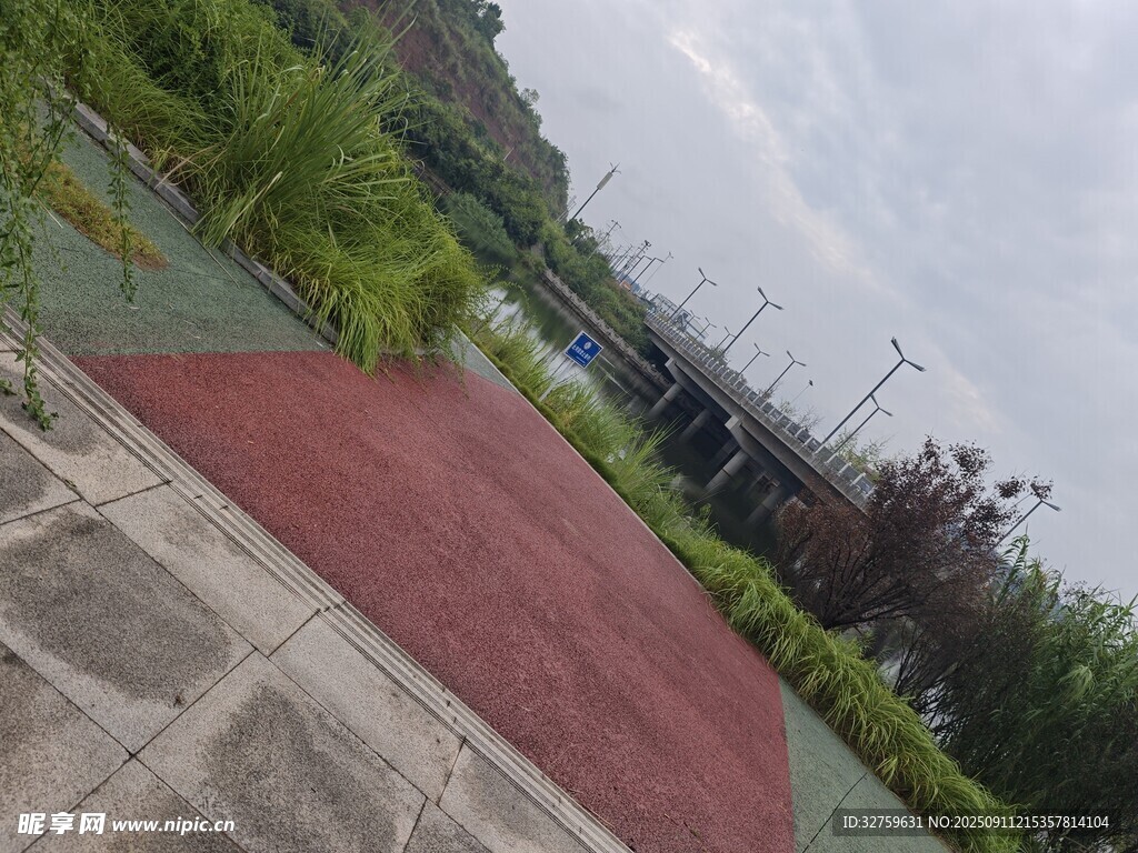 户外红色地面与绿植景观