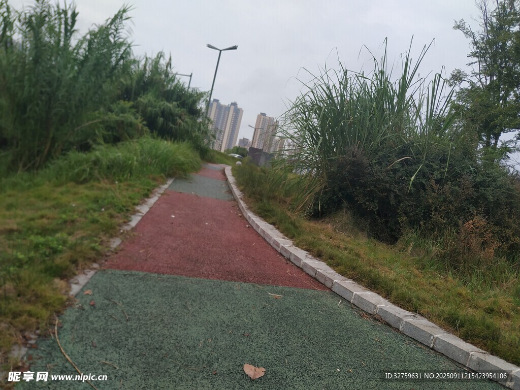 城市中色彩斑斓的户外步道