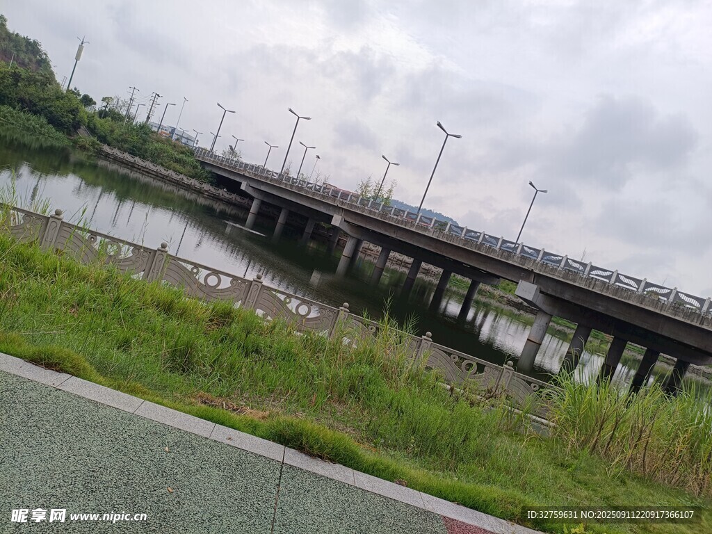 公路旁的桥梁与自然风光