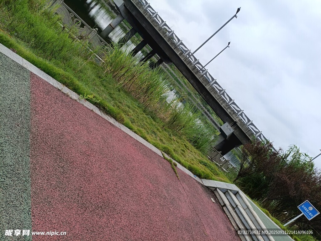 城市中红色步道与高架桥