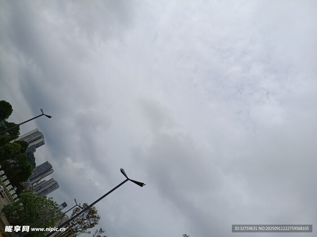 阴天城市景象