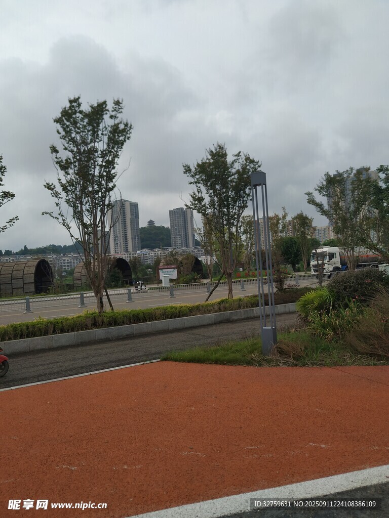 城市公园中的多彩步道景观