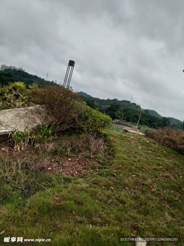 野外草地中的高耸灯塔