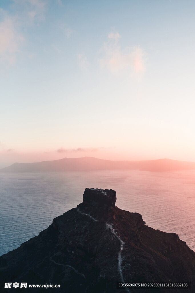 山顶晨曦中的壮美风景