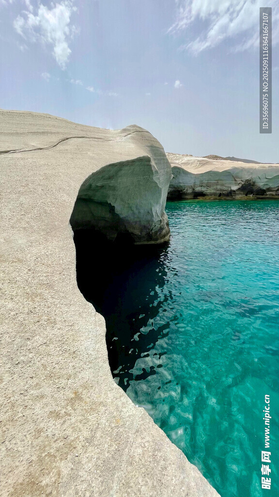 海边独特岩石与碧蓝海水