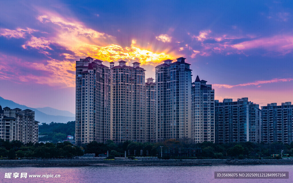 夕阳下的福州楼盘