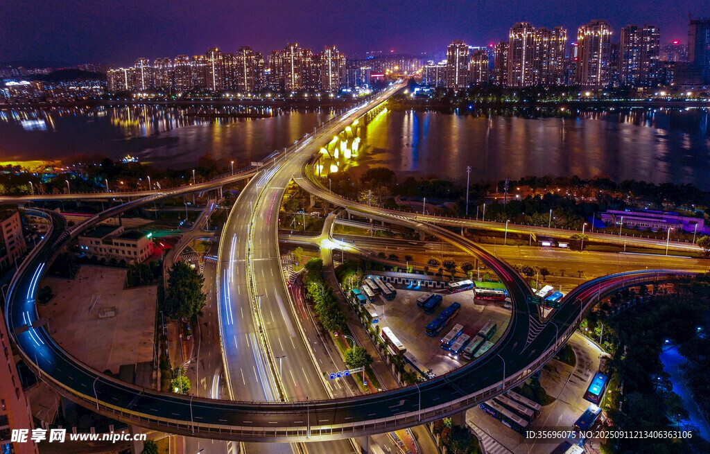 城市夜景中的璀璨立交桥