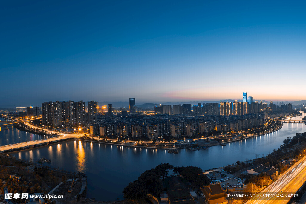 城市河畔夜景璀璨风光