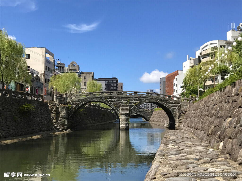 河畔石桥风景