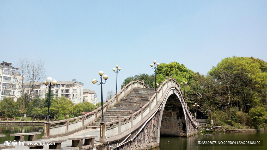 古桥横跨绿水映绿树
