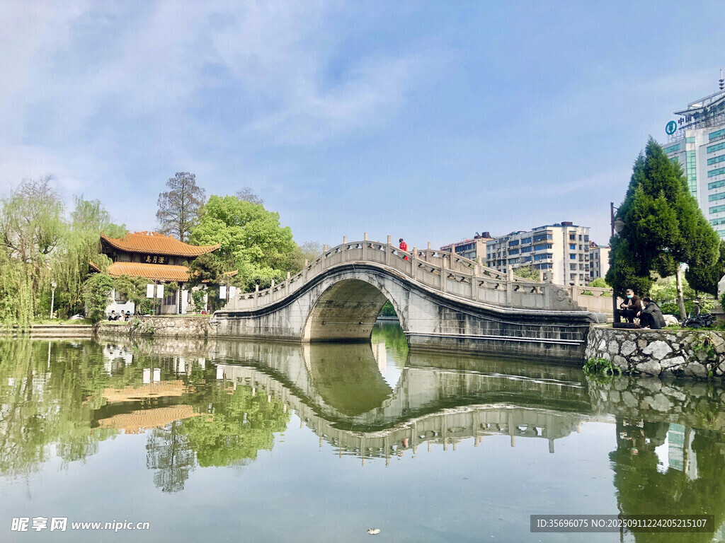 湖畔古桥映景