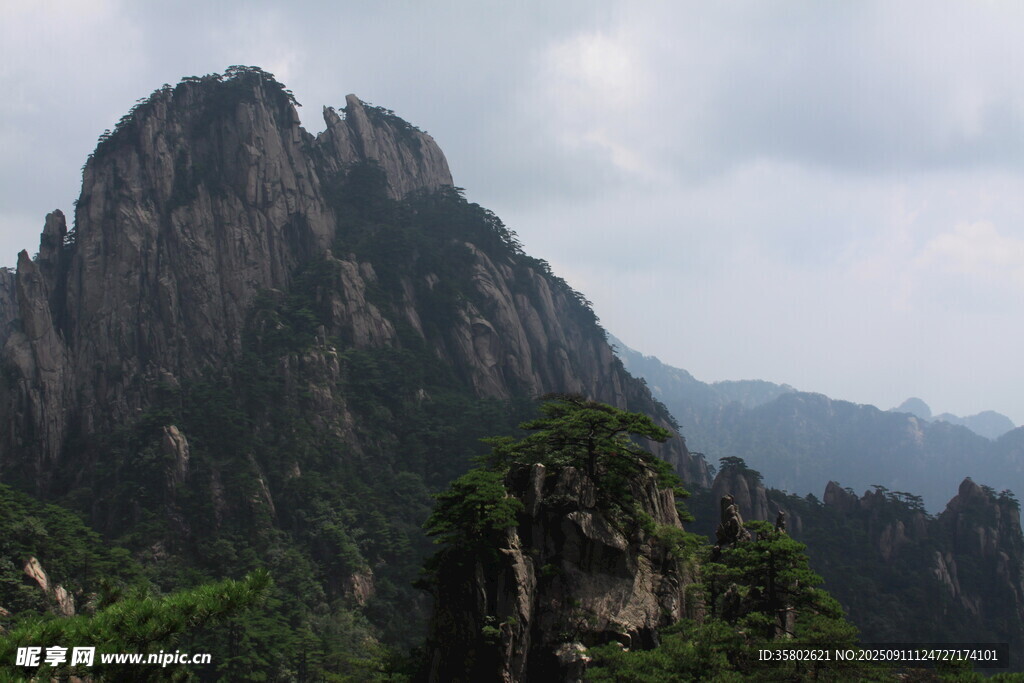 巍峨黄山奇峰