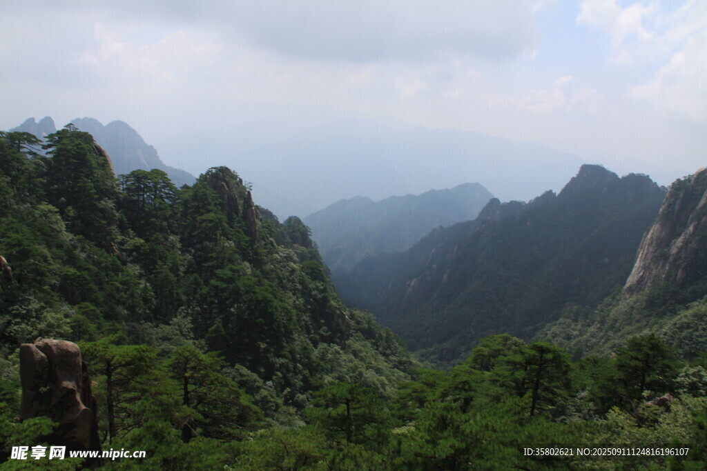 黄山壮丽山峦景观
