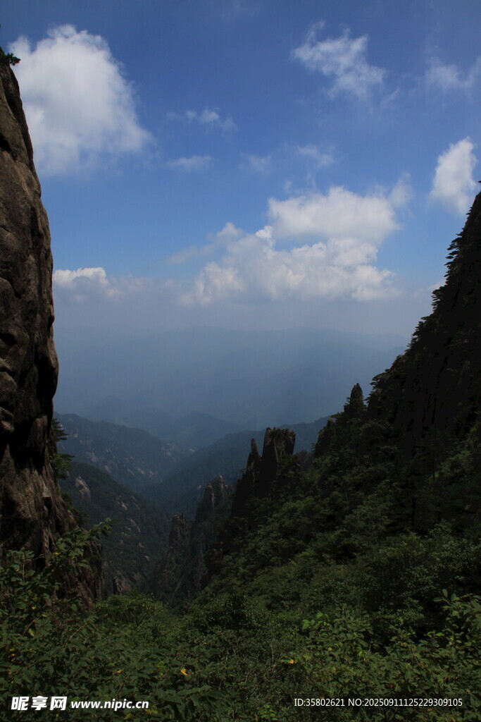 黄山峻岭青山间的壮阔云海
