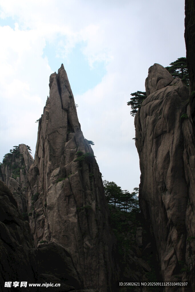 黄山巍峨奇峰屹立于天地间