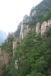 黄山峻峭山峦覆满翠绿植被